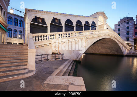 Den Grand Canal und die Rialto Brücke am Morgen niemand in Venedig, Italien Stockfoto