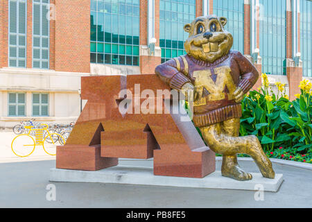 MINNEAPOLIS, MN/USA, 10. September 2017: Goldy Gopher Maskottchen auf dem Campus der Universität von Minnesota. Stockfoto