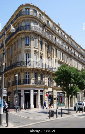 Marseille Frankreich 2, Rue de la Republique, einer der elegantesten Straßen der Stadt an der Kreuzung mit der Rue Henri Fiocca Stockfoto