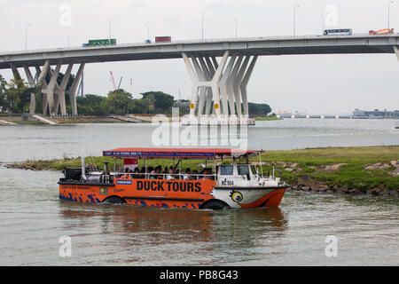 Duck Tours in Singapur für die Touristen, die die Aussicht auf Singapur durch den Fluss zu erkunden. Stockfoto