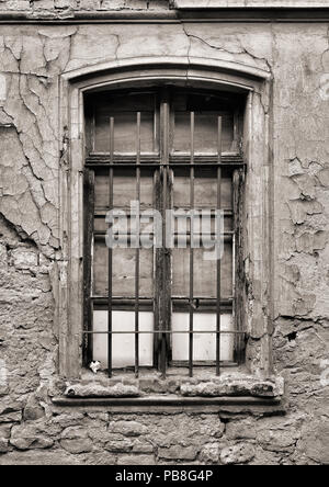 Fenster von einem verfallenen Haus in Aschersleben Stockfoto