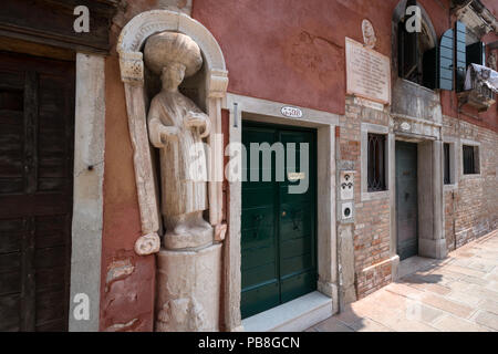 Venedig, Venetien, Italien, Europa. Tintoretto Haus, Statue, bekannt als Mori auf der Fondamenta dei Mori und Kirche mit seinem Grab Cannaregio Stockfoto