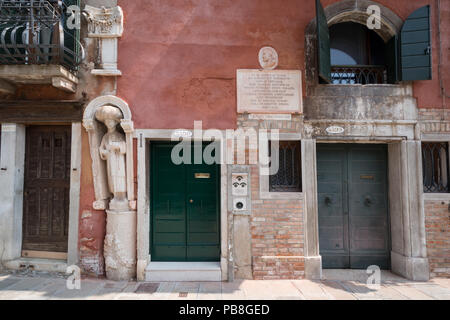 Venedig, Venetien, Italien, Europa. Tintoretto Haus, Statue, bekannt als Mori auf der Fondamenta dei Mori und Kirche mit seinem Grab Cannaregio Stockfoto