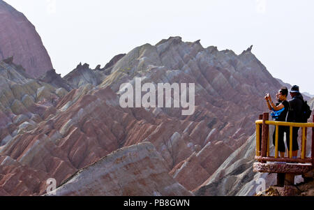 Zhangye, Zhangye, China. 27. Juli, 2018. Zhangye, CHINA - Touristen genießen Landschaft am Zhangye Danxia Nationalen geologischen Park in Zhangye im Nordwesten der chinesischen Provinz Gansu. Credit: SIPA Asien/ZUMA Draht/Alamy leben Nachrichten Stockfoto