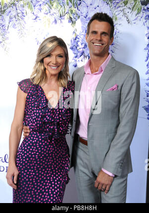 Beverly Hills, Kalifornien, USA. 26. Juli, 2018. (L - R) TV-Persönlichkeit Debbie Matenopoulos und Schauspieler Cameron Mathison besuchen Hallmark Channel und Markenzeichen Filme & Geheimnisse Sommer 2018 Television Critics Association Press Tour Event am 26. Juli 2018 an den privaten Wohnsitz in Beverly Hills, Kalifornien. Foto von Barry King/Alamy leben Nachrichten Stockfoto
