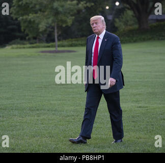 Washington, District of Columbia, USA. 26. Juli, 2018. Präsidenten der Vereinigten Staaten Donald J. Trumpf kehrt in das Weiße Haus in Washington, DC, nach einer Reise mit Veranstaltungen in Iowa und Illinois. Quelle: Chris Kleponis/CNP/ZUMA Draht/Alamy leben Nachrichten Stockfoto