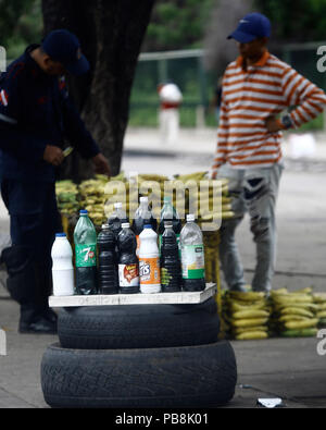 Juli 26, 2018 - Valencia, Carabobo, Venezuela - mehrere Liter verworfen Schmierstoffe von anderen Fahrzeugen sind für den Verkauf angezeigt. Die Wirtschaftskrise führt Bürger verworfen, Schmiermittel oder besser bekannt als "Olivenöl" zu ihren Fahrzeugen, die Sie zu einem Preis von Bs erhalten verbrannt. 200.000,- oder pro Liter (neuen Kegel Bs.2,oo) statt des Wertes eines neuen, hat eine Gebühr von Bs. 25.000.000 oder pro Liter (neuen Kegel Bs. 250, oo). Die Situation ist, dass der Käufer nicht den Ursprung des Öls wissen, wenn es eine Mischung aus 15-40 Schmierstoffe mit 20-50, mineralischen Ursprungs mit semi-synthetischen oder in g Stockfoto