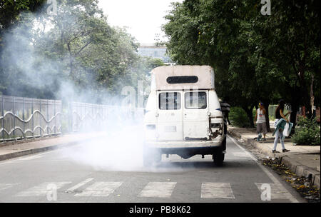 Juli 26, 2018 - Valencia, Carabobo, Venezuela - Ein Fahrzeug, um die Stadt weißer Rauch aufgrund der Fehlfunktion des Motors. Die Wirtschaftskrise führt Bürger verworfen, Schmiermittel oder besser bekannt als "Olivenöl" zu ihren Fahrzeugen, die Sie zu einem Preis von Bs erhalten verbrannt. 200.000,- oder pro Liter (neuen Kegel Bs.2,oo) statt des Wertes eines neuen, hat eine Gebühr von Bs. 25.000.000 oder pro Liter (neuen Kegel Bs. 250, oo). Die Situation ist, dass der Käufer nicht den Ursprung des Öls wissen, wenn es eine Mischung aus 15-40 Schmierstoffe mit 20-50, mineralischen Ursprungs mit semi-synthetischen oder uns Stockfoto