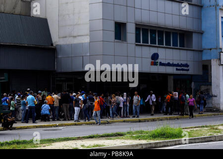 Juli 26, 2018 - Valencia, Carabobo, Venezuela - Die Wirtschaftskrise führt Bürger Line up bei Banken auf der Suche nach Bargeld. In Valencia, Carabobo Zustand. (Bild: © Juan Carlos Hernandez/ZUMA Draht/ZUMAPRESS.com) Stockfoto