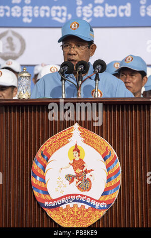 Phnom Penh, Phnom Penh, Kambodscha. 27. Juli, 2018. CPP-Kandidat und tatsächlichen Premierminister Hun Sen spricht mit dem Publikum in Koh Pich Insel in Phnom Penh gesammelt. Die kambodschanische Nationalversammlung Wahl werden am 29. Juli 2018. Der Führer der Mehrheitspartei wird unter dem Namen des Premierministers der Nation. Credit: Enric Catala/SOPA Images/ZUMA Draht/Alamy leben Nachrichten Stockfoto