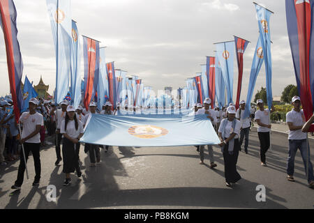 Phnom Penh, Phnom Penh, Kambodscha. 27. Juli, 2018. CPP freiwillige März mit CPP und der kambodschanischen Flagge Fahnen an Sihanouk Boulevard nach PM Hun Sen seine Adressierung an die Massen an Koh Pich Insel in Phnom Penh versammelt beendet hatte. Eine große Menschenmenge in Koh versammelt Insel in Phnom Penh für die Letzte, die CPP Rally befroe Wahltag Pick am 29. Juli. die Kambodschanische Nationalversammlung Wahl werden am 29. Juli 2018. Der Führer der Mehrheitspartei wird unter dem Namen des Premierministers der Nation. Credit: Enric Catala/SOPA Images/ZUMA Draht/Alamy leben Nachrichten Stockfoto