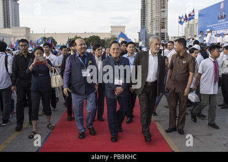 Phnom Penh, Phnom Penh, Kambodscha. 27. Juli, 2018. Internationale Beobachter aus dem Iran, Indien, den Philippinen unter anderem melden Sie die CPP Rallye in Koh Pich früher Freitag. Die kambodschanische Nationalversammlung Wahl findet am 29. Juli 2018. Der Führer der Mehrheitspartei wird unter dem Namen des Premierministers der Nation. Credit: Enric Catala/SOPA Images/ZUMA Draht/Alamy leben Nachrichten Stockfoto