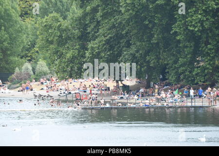 London, Großbritannien. 26. Juli, 2018. UK Wetter; Hyde Park Serpentine Lido war extrem voll und heiß im Hyde Park heute 26 Juli 2018 Credit: Evening Standard Stockfoto