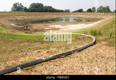 Sutton, Suffolk, Großbritannien. Vom 27. Juli 2018 niedriger Wasserstand in der landwirtschaftlichen Bewässerung See nach langen Sommer dürre, Sutton, Suffolk, England, Grossbritannien Credit: geogphotos/Alamy leben Nachrichten Stockfoto