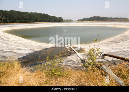 Sutton, Suffolk, Großbritannien. Vom 27. Juli 2018 niedriger Wasserstand in der landwirtschaftlichen Bewässerung See nach langen Sommer dürre, Ramsholt, Suffolk, England, Grossbritannien Credit: geogphotos/Alamy leben Nachrichten Stockfoto