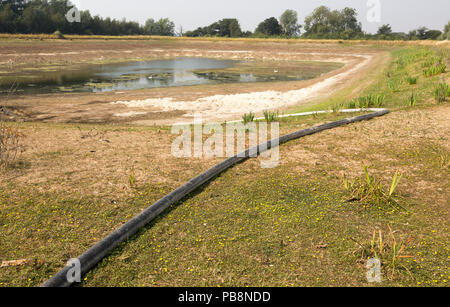 Sutton, Suffolk, Großbritannien. Vom 27. Juli 2018 niedriger Wasserstand in der landwirtschaftlichen Bewässerung See nach langen Sommer dürre, Sutton, Suffolk, England, Grossbritannien Credit: geogphotos/Alamy leben Nachrichten Stockfoto