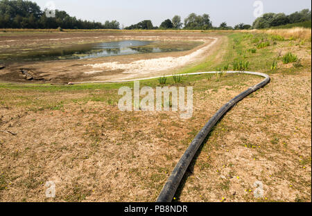 Sutton, Suffolk, Großbritannien. Vom 27. Juli 2018 niedriger Wasserstand in der landwirtschaftlichen Bewässerung See nach langen Sommer dürre, Sutton, Suffolk, England, Grossbritannien Credit: geogphotos/Alamy leben Nachrichten Stockfoto