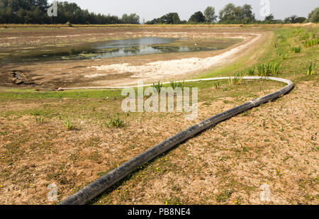 Sutton, Suffolk, Großbritannien. Vom 27. Juli 2018 niedriger Wasserstand in der landwirtschaftlichen Bewässerung See nach langen Sommer dürre, Sutton, Suffolk, England, Grossbritannien Credit: geogphotos/Alamy leben Nachrichten Stockfoto