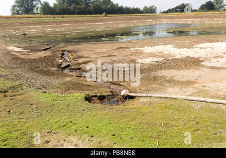 Sutton, Suffolk, Großbritannien. Vom 27. Juli 2018 niedriger Wasserstand in der landwirtschaftlichen Bewässerung See nach langen Sommer dürre, Sutton, Suffolk, England, Grossbritannien Credit: geogphotos/Alamy leben Nachrichten Stockfoto