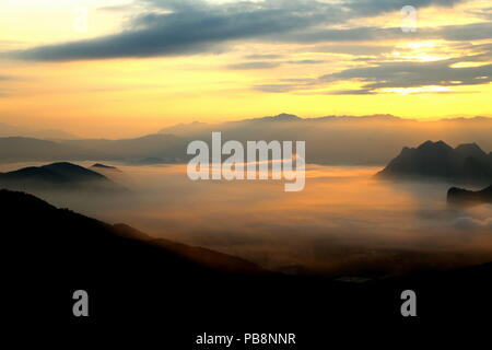 Guilin, Guangxi, China, 27. Juli 2018. Das Foto zeigt den Sonnenaufgang und die herrliche Landschaft von Nebel bedeckt Yaoshan Berg in Guilin im Süden Chinas autonomen Region Guangxi Zhuang. Credit: Costfoto/Alamy leben Nachrichten Stockfoto