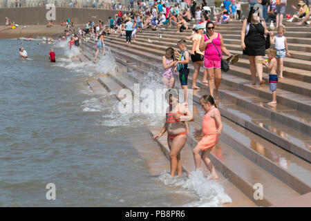 Sommertouristen in Blackpool, Lancashire, 27. Juli 2018. Wetter in Großbritannien. Abkühlung am Tag an der Küste. Kredit: MediaWorldImages/AlamyLiveNews Stockfoto