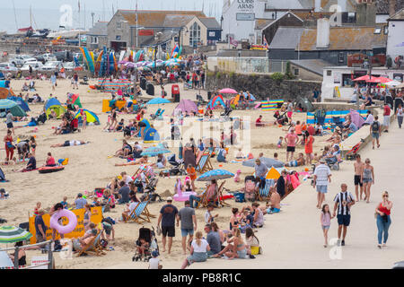Lyme Regis, Dorset, Großbritannien. Juli 2018. UK Wetter: Heiß und klebrig in Lyme Regis. Britische Urlauber fahren in den Badeort Lyme Regis, um den schönen Strand zu genießen, während das Vereinigte Königreich in heißen und schwül Temperaturen schwelgt. Das Quecksilber wird heute in Teilen Großbritanniens seinen Höhepunkt erreichen, da der „Ofenfreitag“ heiße und donnernden Bedingungen mit sich bringt. Quelle: DWR/Alamy Live News Stockfoto