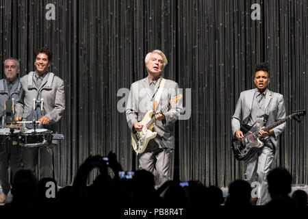 19/David Byrne, Sänger und Gitarrist David Byrne auf 'Amerikanische Utopie" Tour im Berliner Tempodrom am 27.06.2018. Postpunk, Newwave, Talking Heads, Musik | Verwendung weltweit Stockfoto