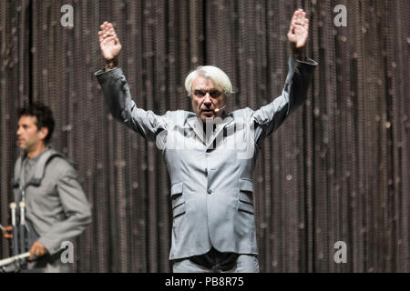 Berlin, Deutschland. 27 Juni, 2018. 19/David Byrne, Sänger und Gitarrist David Byrne auf 'Amerikanische Utopie" Tour im Berliner Tempodrom am 27.06.2018. Postpunk, Newwave, Talking Heads, Musik | Verwendung der weltweiten Kredit: dpa/Alamy leben Nachrichten Stockfoto