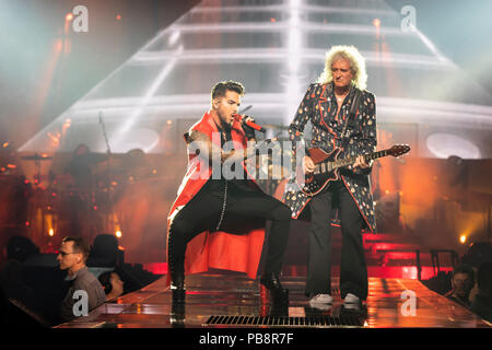 19/Königin Adam Lambert, Sänger Adam Lambert, Gitarrist Brian May (von links nach rechts) live in der Berliner Mercedes-Benz Arena am 19.06.2018. | Verwendung weltweit Stockfoto