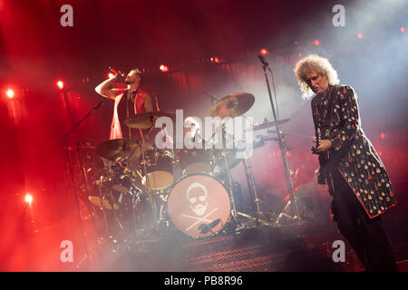 19/Königin Adam Lambert, Sänger Adam Lambert, Schlagzeuger Roger Taylor, Gitarrist Brian May (von links nach rechts) live in der Berliner Mercedes-Benz Arena am 19.06.2018. | Verwendung weltweit Stockfoto