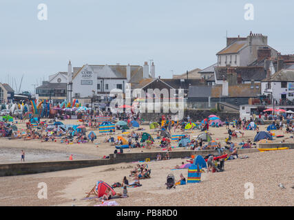 Lyme Regis, Dorset, Großbritannien. Juli 2018. UK Wetter: Heiß und klebrig in Lyme Regis. Britische Urlauber fahren in den Badeort Lyme Regis, um den schönen Strand zu genießen, während das Vereinigte Königreich in heißen und schwül Temperaturen schwelgt. Das Quecksilber wird heute in Teilen Großbritanniens seinen Höhepunkt erreichen, da der „Ofenfreitag“ heiße und donnernden Bedingungen mit sich bringt. Quelle: DWR/Alamy Live News Stockfoto