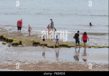 Lyme Regis, Dorset, Großbritannien. Juli 2018. UK Wetter: Heiß und klebrig in Lyme Regis. Britische Urlauber fahren in den Badeort Lyme Regis, um den schönen Strand zu genießen, während das Vereinigte Königreich in heißen und schwül Temperaturen schwelgt. Das Quecksilber wird heute in Teilen Großbritanniens seinen Höhepunkt erreichen, da der „Ofenfreitag“ heiße und donnernden Bedingungen mit sich bringt. Quelle: DWR/Alamy Live News Stockfoto