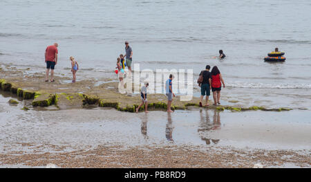 Lyme Regis, Dorset, Großbritannien. Juli 2018. UK Wetter: Heiß und klebrig in Lyme Regis. Britische Urlauber fahren in den Badeort Lyme Regis, um den schönen Strand zu genießen, während das Vereinigte Königreich in heißen und schwül Temperaturen schwelgt. Das Quecksilber wird heute in Teilen Großbritanniens seinen Höhepunkt erreichen, da der „Ofenfreitag“ heiße und donnernden Bedingungen mit sich bringt. Quelle: DWR/Alamy Live News Stockfoto