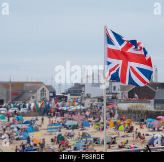 Lyme Regis, Dorset, Großbritannien. Juli 2018. UK Wetter: Heiß und klebrig in Lyme Regis. Britische Urlauber fahren in den Badeort Lyme Regis, um den schönen Strand zu genießen, während das Vereinigte Königreich in heißen und schwül Temperaturen schwelgt. Das Quecksilber wird heute in Teilen Großbritanniens seinen Höhepunkt erreichen, da der „Ofenfreitag“ heiße und donnernden Bedingungen mit sich bringt. Quelle: DWR/Alamy Live News Stockfoto