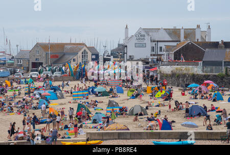 Lyme Regis, Dorset, Großbritannien. Juli 2018. UK Wetter: Heiß und klebrig in Lyme Regis. Britische Urlauber fahren in den Badeort Lyme Regis, um den schönen Strand zu genießen, während das Vereinigte Königreich in heißen und schwül Temperaturen schwelgt. Das Quecksilber wird heute in Teilen Großbritanniens seinen Höhepunkt erreichen, da der „Ofenfreitag“ heiße und donnernden Bedingungen mit sich bringt. Quelle: DWR/Alamy Live News Stockfoto