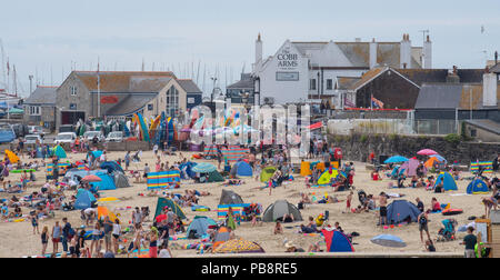 Lyme Regis, Dorset, Großbritannien. Juli 2018. UK Wetter: Heiß und klebrig in Lyme Regis. Britische Urlauber fahren in den Badeort Lyme Regis, um den schönen Strand zu genießen, während das Vereinigte Königreich in heißen und schwül Temperaturen schwelgt. Das Quecksilber wird heute in Teilen Großbritanniens seinen Höhepunkt erreichen, da der „Ofenfreitag“ heiße und donnernden Bedingungen mit sich bringt. Quelle: DWR/Alamy Live News Stockfoto
