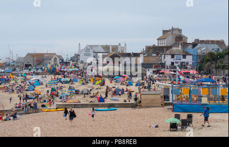 Lyme Regis, Dorset, Großbritannien. Juli 2018. UK Wetter: Heiß und klebrig in Lyme Regis. Britische Urlauber fahren in den Badeort Lyme Regis, um den schönen Strand zu genießen, während das Vereinigte Königreich in heißen und schwül Temperaturen schwelgt. Das Quecksilber wird heute in Teilen Großbritanniens seinen Höhepunkt erreichen, da der „Ofenfreitag“ heiße und donnernden Bedingungen mit sich bringt. Quelle: DWR/Alamy Live News Stockfoto