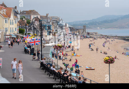 Lyme Regis, Dorset, Großbritannien. Juli 2018. UK Wetter: Heiß und klebrig in Lyme Regis. Britische Urlauber fahren in den Badeort Lyme Regis, um den schönen Strand zu genießen, während das Vereinigte Königreich in heißen und schwül Temperaturen schwelgt. Das Quecksilber wird heute in Teilen Großbritanniens seinen Höhepunkt erreichen, da der „Ofenfreitag“ heiße und donnernden Bedingungen mit sich bringt. Quelle: DWR/Alamy Live News Stockfoto