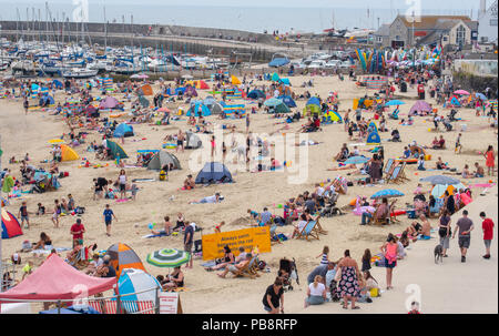 Lyme Regis, Dorset, Großbritannien. Juli 2018. UK Wetter: Heiß und klebrig in Lyme Regis. Britische Urlauber fahren in den Badeort Lyme Regis, um den schönen Strand zu genießen, während das Vereinigte Königreich in heißen und schwül Temperaturen schwelgt. Das Quecksilber wird heute in Teilen Großbritanniens seinen Höhepunkt erreichen, da der „Ofenfreitag“ heiße und donnernden Bedingungen mit sich bringt. Quelle: DWR/Alamy Live News Stockfoto