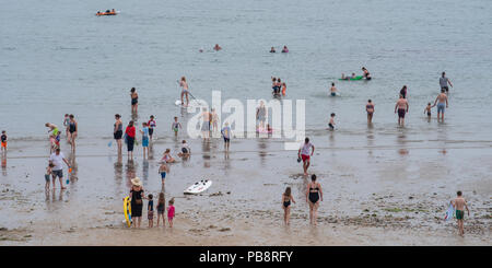 Lyme Regis, Dorset, Großbritannien. Juli 2018. UK Wetter: Heiß und klebrig in Lyme Regis. Britische Urlauber fahren in den Badeort Lyme Regis, um den schönen Strand zu genießen, während das Vereinigte Königreich in heißen und schwül Temperaturen schwelgt. Das Quecksilber wird heute in Teilen Großbritanniens seinen Höhepunkt erreichen, da der „Ofenfreitag“ heiße und donnernden Bedingungen mit sich bringt. Quelle: DWR/Alamy Live News Stockfoto