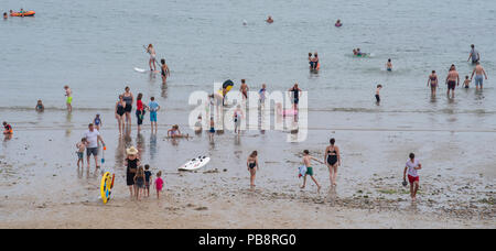 Lyme Regis, Dorset, Großbritannien. Juli 2018. UK Wetter: Heiß und klebrig in Lyme Regis. Britische Urlauber fahren in den Badeort Lyme Regis, um den schönen Strand zu genießen, während das Vereinigte Königreich in heißen und schwül Temperaturen schwelgt. Das Quecksilber wird heute in Teilen Großbritanniens seinen Höhepunkt erreichen, da der „Ofenfreitag“ heiße und donnernden Bedingungen mit sich bringt. Quelle: DWR/Alamy Live News Stockfoto