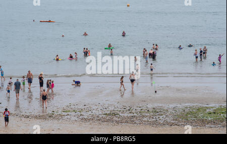 Lyme Regis, Dorset, Großbritannien. Juli 2018. UK Wetter: Heiß und klebrig in Lyme Regis. Britische Urlauber fahren in den Badeort Lyme Regis, um den schönen Strand zu genießen, während das Vereinigte Königreich in heißen und schwül Temperaturen schwelgt. Das Quecksilber wird heute in Teilen Großbritanniens seinen Höhepunkt erreichen, da der „Ofenfreitag“ heiße und donnernden Bedingungen mit sich bringt. Quelle: DWR/Alamy Live News Stockfoto