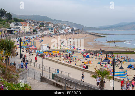 Lyme Regis, Dorset, Großbritannien. Juli 2018. UK Wetter: Heiß und klebrig in Lyme Regis. Britische Urlauber fahren in den Badeort Lyme Regis, um den schönen Strand zu genießen, während das Vereinigte Königreich in heißen und schwül Temperaturen schwelgt. Das Quecksilber wird heute in Teilen Großbritanniens seinen Höhepunkt erreichen, da der „Ofenfreitag“ heiße und donnernden Bedingungen mit sich bringt. Quelle: DWR/Alamy Live News Stockfoto