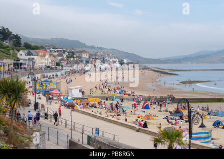 Lyme Regis, Dorset, Großbritannien. Juli 2018. UK Wetter: Heiß und klebrig in Lyme Regis. Britische Urlauber fahren in den Badeort Lyme Regis, um den schönen Strand zu genießen, während das Vereinigte Königreich in heißen und schwül Temperaturen schwelgt. Das Quecksilber wird heute in Teilen Großbritanniens seinen Höhepunkt erreichen, da der „Ofenfreitag“ heiße und donnernden Bedingungen mit sich bringt. Quelle: DWR/Alamy Live News Stockfoto