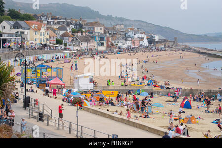 Lyme Regis, Dorset, Großbritannien. Juli 2018. UK Wetter: Heiß und klebrig in Lyme Regis. Britische Urlauber fahren in den Badeort Lyme Regis, um den schönen Strand zu genießen, während das Vereinigte Königreich in heißen und schwül Temperaturen schwelgt. Das Quecksilber wird heute in Teilen Großbritanniens seinen Höhepunkt erreichen, da der „Ofenfreitag“ heiße und donnernden Bedingungen mit sich bringt. Quelle: DWR/Alamy Live News Stockfoto
