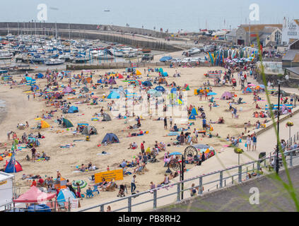 Lyme Regis, Dorset, Großbritannien. Juli 2018. UK Wetter: Heiß und klebrig in Lyme Regis. Britische Urlauber fahren in den Badeort Lyme Regis, um den schönen Strand zu genießen, während das Vereinigte Königreich in heißen und schwül Temperaturen schwelgt. Das Quecksilber wird heute in Teilen Großbritanniens seinen Höhepunkt erreichen, da der „Ofenfreitag“ heiße und donnernden Bedingungen mit sich bringt. Quelle: DWR/Alamy Live News Stockfoto