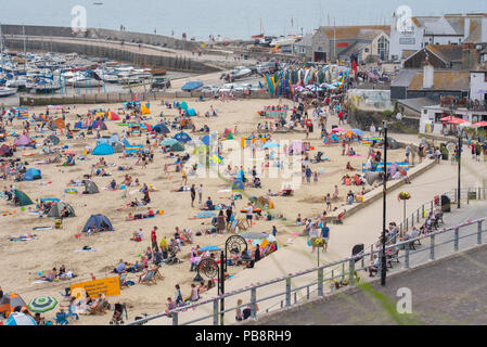 Lyme Regis, Dorset, Großbritannien. Juli 2018. UK Wetter: Heiß und klebrig in Lyme Regis. Britische Urlauber fahren in den Badeort Lyme Regis, um den schönen Strand zu genießen, während das Vereinigte Königreich in heißen und schwül Temperaturen schwelgt. Das Quecksilber wird heute in Teilen Großbritanniens seinen Höhepunkt erreichen, da der „Ofenfreitag“ heiße und donnernden Bedingungen mit sich bringt. Quelle: DWR/Alamy Live News Stockfoto
