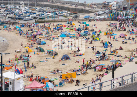 Lyme Regis, Dorset, Großbritannien. Juli 2018. UK Wetter: Heiß und klebrig in Lyme Regis. Britische Urlauber fahren in den Badeort Lyme Regis, um den schönen Strand zu genießen, während das Vereinigte Königreich in heißen und schwül Temperaturen schwelgt. Das Quecksilber wird heute in Teilen Großbritanniens seinen Höhepunkt erreichen, da der „Ofenfreitag“ heiße und donnernden Bedingungen mit sich bringt. Quelle: DWR/Alamy Live News Stockfoto