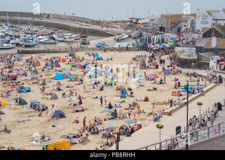 Lyme Regis, Dorset, Großbritannien. Juli 2018. UK Wetter: Heiß und klebrig in Lyme Regis. Britische Urlauber fahren in den Badeort Lyme Regis, um den schönen Strand zu genießen, während das Vereinigte Königreich in heißen und schwül Temperaturen schwelgt. Das Quecksilber wird heute in Teilen Großbritanniens seinen Höhepunkt erreichen, da der „Ofenfreitag“ heiße und donnernden Bedingungen mit sich bringt. Quelle: DWR/Alamy Live News Stockfoto