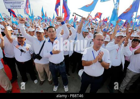 Phnom Penh. 27. Juli, 2018. Anhänger der regierenden Kambodschanischen Volkspartei (CPP) eine massive Rallye der CPP in Phnom Penh 27. Juli 2018 sorgen. Techo kambodschanischen Premierminister Samdech Hun Sen, Präsident der CPP, führte die Rallye am Freitag das Ende einer 3-wöchigen Kampagne für den Juli 29 allgemeine Wahlen zu markieren. Credit: Phearum/Xinhua/Alamy leben Nachrichten Stockfoto